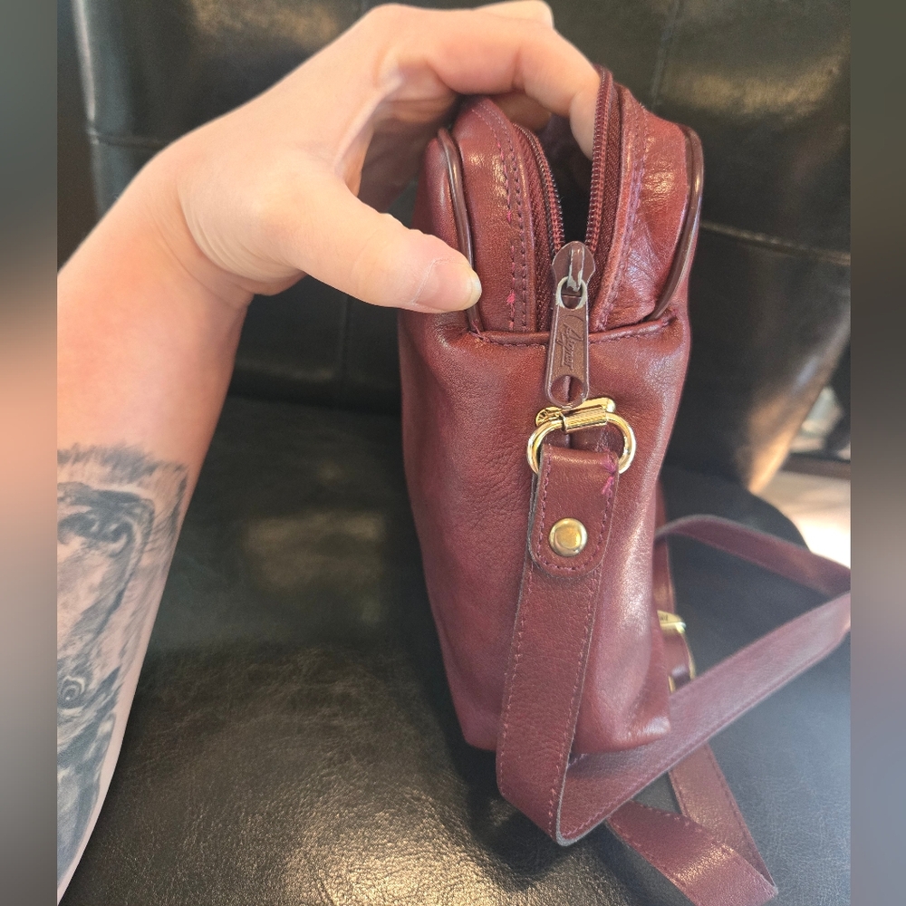 Vintage Etienne Aigner Elegant Burgundy Leather Handbag with Gold Accents - Picture 5 of 8